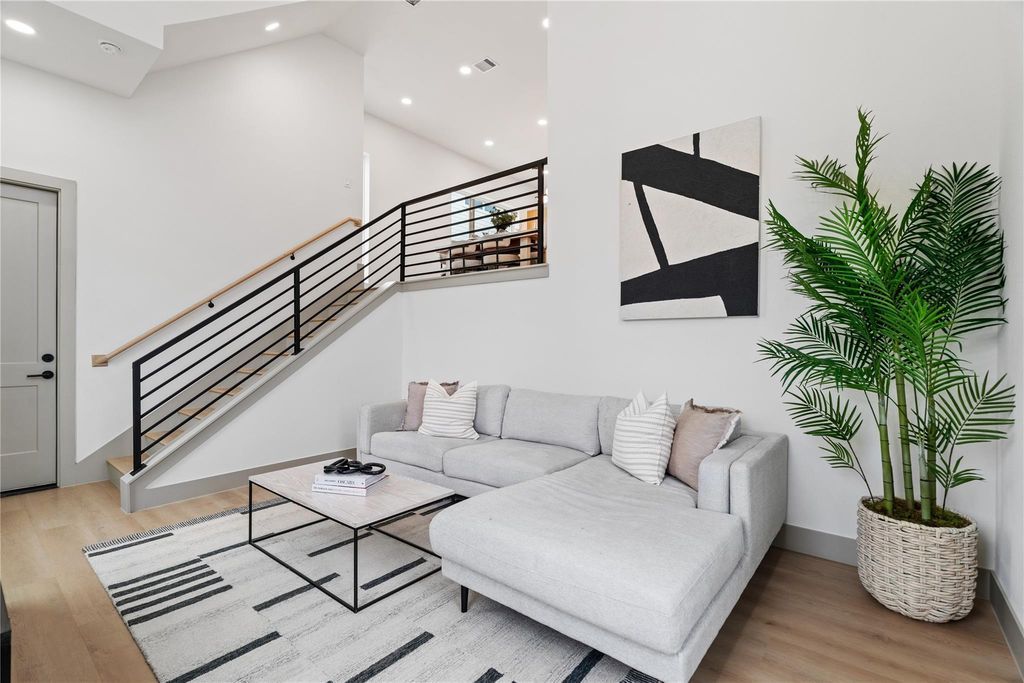 Welcome to 1421 E 36th Street—where contemporary design meets a highly connected location, offering close proximity to Downtown Houston, major thoroughfares, and the city’s growing urban core.