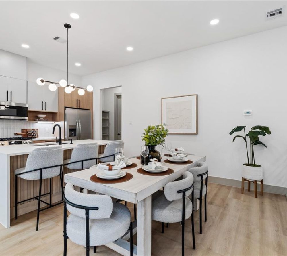 Angled ceiling lines and well-placed window openings give the bedroom a sense of volume and light, reinforcing a calm, airy atmosphere without visual clutter.