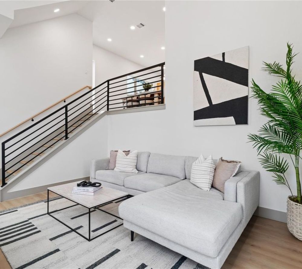 Welcome to 1421 E 36th Street—where contemporary design meets a highly connected location, offering close proximity to Downtown Houston, major thoroughfares, and the city’s growing urban core.